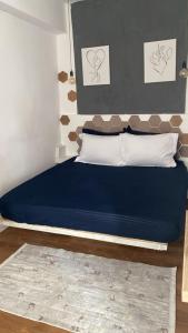 Una cama o camas en una habitación de Romeo apt with private garden 28 fotos más