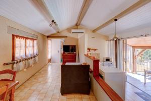 TV a/nebo společenská místnost v ubytování RESOULES II - piscine, pleine nature