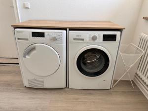 una lavadora y una lavadora y secadora en una habitación en Arbeiter - Lounge 1, en Salzgitter