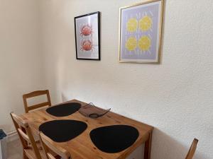 mesa de comedor con 2 cuadros en la pared en Arbeiter - Lounge 1, en Salzgitter 9 fotos más