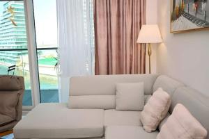 Χώρος καθιστικού στο 2BR Enchanted Hideaway in Al Raha - Pool, Gym, and Relaxing Stay Near Yas Island +33 φωτογραφίες