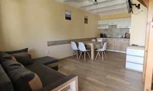 Una sala de estar con un sofá, una mesa y sillas. en KAPI ośrodek wczasowy w Mielnie, en Mielno 4 fotos más