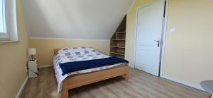 Un dormitorio pequeño con una cama y un armario. en KAPI ośrodek wczasowy w Mielnie, en Mielno