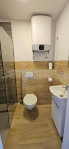 un baño con inodoro y lavabo en KAPI ośrodek wczasowy w Mielnie, en Mielno