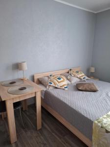 Ένα ή περισσότερα κρεβάτια σε δωμάτιο στο Dārza Studija