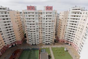 a group of tall buildings with a tennis court at Apartament confortabil Chișinău in Chişinău