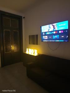 Μια τηλεόραση ή/και κέντρο ψυχαγωγίας στο Casa Amor