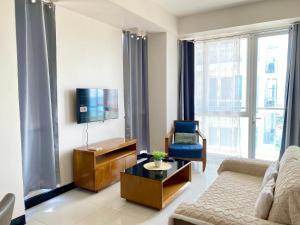 Μια τηλεόραση ή/και κέντρο ψυχαγωγίας στο Studio with Balcony Seaview and Poolview