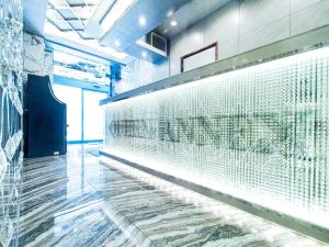 a room with a large wall of gold glass panels at Hotel QUEEN ANNEX in Tokyo