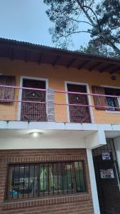 - Edificio con 2 puertas y balcón en Large Duplex #1, en San Bernardo