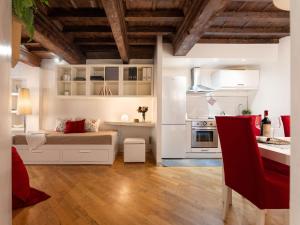 una cucina e un soggiorno con un divano e un tavolo di Keys of Italy - Rustici 3 - Charming 1BR Loft a Firenze