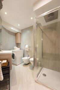 un bagno con doccia e WC di Keys of Italy - Rustici 3 - Charming 1BR Loft a Firenze