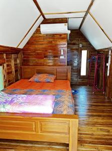 una camera da letto con un letto in una cabina di legno di Legend muay thai gym a Ban Nong Chaeng Altre 22 foto
