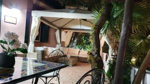 a living room with a table and a couch at Beach villa La Genziana in Parghelia