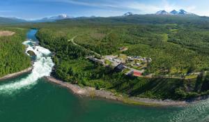 巴杜弗斯Målselvfossen Feriesenter的河边房屋的鸟瞰图