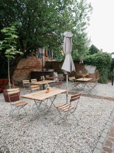 a table and chairs with an umbrella in a yard at Kastanienbaum in Herzogenaurach