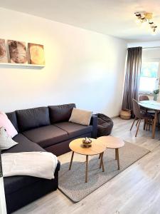 ein Wohnzimmer mit Sofa und Tisch in der Unterkunft Ferienwohnung Wanderglück Latrop in Schmallenberg