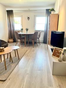 ein Wohnzimmer mit Tisch und Fernseher in der Unterkunft Ferienwohnung Wanderglück Latrop in Schmallenberg