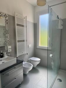 a bathroom with a toilet and a sink and a shower at Duplex da sogno nella posizione migliore di Giulianova Lido in Giulianova +6 photos