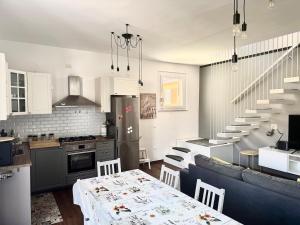 a kitchen and living room with a table and a couch at Duplex da sogno nella posizione migliore di Giulianova Lido in Giulianova