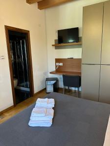 a room with a kitchen with a table and a refrigerator at Osteria Locanda Veneta in Mirano