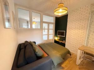 a living room with a couch in a room at Chez Elo in Tours