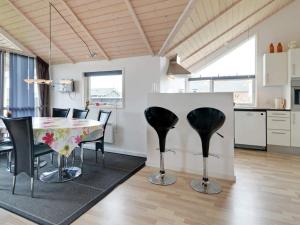 a kitchen and dining room with a table and chairs at Luxury Spa Retreat by Skaven - By Traum Ferienwohnungen in Hemmet