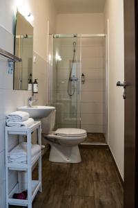 ein Badezimmer mit Toilette, Dusche und Waschbecken in der Unterkunft Petit Dependance in Bratislava