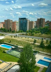 Blick auf zwei Schwimmbecken in einer Stadt in der Unterkunft Modern apartment Near city center, Airport, Metro in Madrid