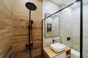 Un baño con ducha, inodoro y lavabo. en Step Out to Stores & Parks TOP - 1BR on Blvd, en Chişinău 55 fotos más