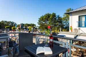 Rõdu või terrass majutusasutuses Strandstrasse 21 Fewo 08 +6 fotot