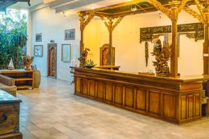 une salle de justice avec un banc et un bois dans l'établissement Sri Phala Resort & Villa, à anur 40 autres photos