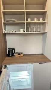 ein Schrank mit Gläsern und Geschirr in einer Küche in der Unterkunft Просторий світлий сучасний номер N2 in Czernowitz