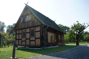 布尔格FH Strowota的草屋屋顶的小木房子