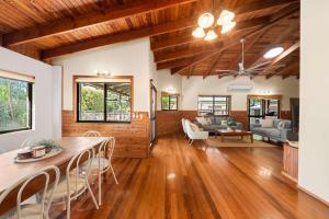 Χώρος καθιστικού στο Buderim Rustic Retreat - Pool & Pet Friendly