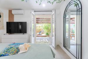 a bedroom with a bed and a sliding glass door at L'Escale - Idéal Couple & Pro en Quête d'un Moment Détente et se Ressourcer - Sauna Exclusif & Terrasse Privée - Piscine - WIFI HD - 5min Port Toulon & Plage in Toulon