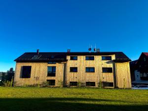 an old building sitting in the middle of a field at 1065 metrů nad mořem in Kvilda