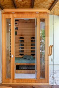eine Sauna mit Glastür in einem Haus in der Unterkunft Escale Zen - Sauna Exclusif & Terrasse Privée - Idéal Pro & Couple - Piscine - 5min Port Toulon & Plage - WIFI HD - Expérience premium "Dans une bulle" in Toulon