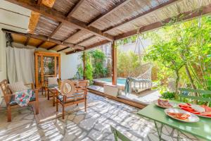 eine Außenterrasse mit einem Tisch und Stühlen in der Unterkunft Escale Zen - Sauna Exclusif & Terrasse Privée - Idéal Pro & Couple - Piscine - 5min Port Toulon & Plage - WIFI HD - Expérience premium "Dans une bulle" in Toulon