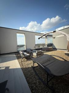 ein Balkon mit Tisch und Stühlen auf einem Gebäude in der Unterkunft Belgrade Waterfront apartments in Belgrad