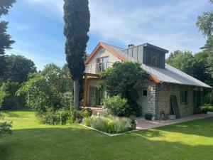una casa de piedra con techo de gambrel en Two Pines Summer House in Tihany, Sajkod, en Tihany