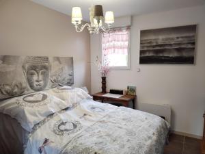 une chambre avec un lit et un tableau au mur dans l'établissement le cottage, à Martin-Église