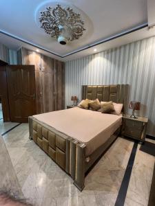 ラホールにあるLuxury comfort homeのベッドルーム1室(大型ベッド1台、天井付)