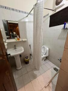 ラホールにあるLuxury comfort homeのシャワー、洗面台、トイレ付きのバスルーム +17枚の写真