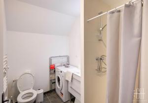 La salle de bains est pourvue de toilettes et d'un lave-linge. dans l'établissement Petunia - Maison - Parking, à Fondettes 19 autres photos