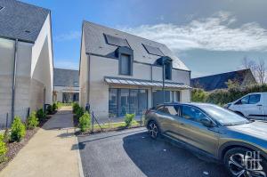 une voiture garée devant une maison dans l'établissement Petunia - Maison - Parking, à Fondettes