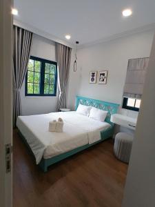 Postel nebo postele na pokoji v ubytování Villa Nova Quân Nhân 4 + 30 fotografií