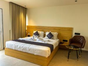 Un pat sau paturi într-o cameră la Hotel Orelio by TGH, kempegowda Airport Road