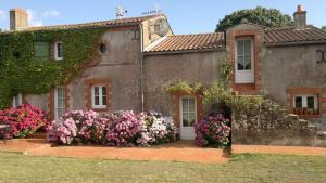 Zahrada ubytování Gîte LES HORTENSIAS 4 étoiles avec piscine