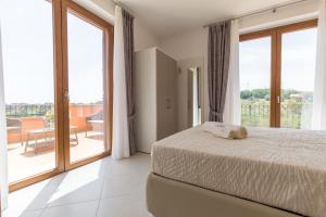 sypialnia z łóżkiem i dużym oknem w obiekcie B&B Paradiso w mieście San Salvo